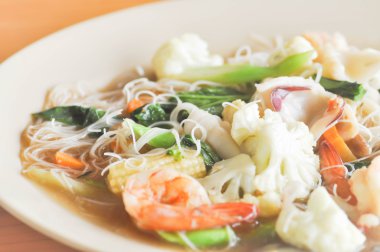 kızarmış noodle kalamar, karides ve sebze veya şehriye ile 