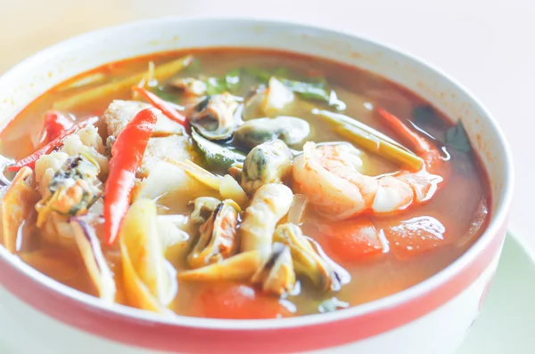 Plato de sopa de mariscos picante o Tom Yum Kung — Foto de Stock