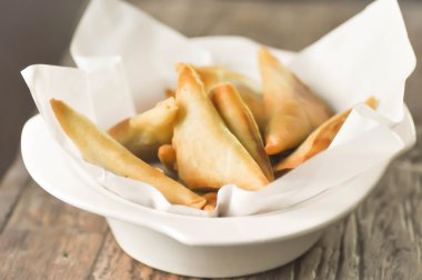 Derin yağda kızartılmış et ve sebze doldurulmuş Samosa