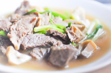 haşlanmış yumurta ve tavada kızartılmış sığır eti