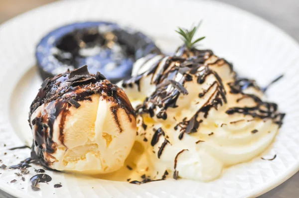 Pastel de Lava de Chocolate con helado —  Fotos de Stock