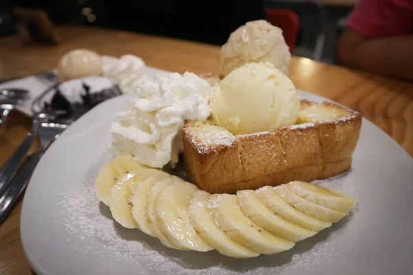 바닐라 아이스크림 휘저은 바나나 토스트 — 스톡 사진