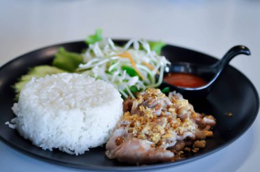 Kızarmış domuz eti, sarımsak ve pilav, domuz ve pilav.