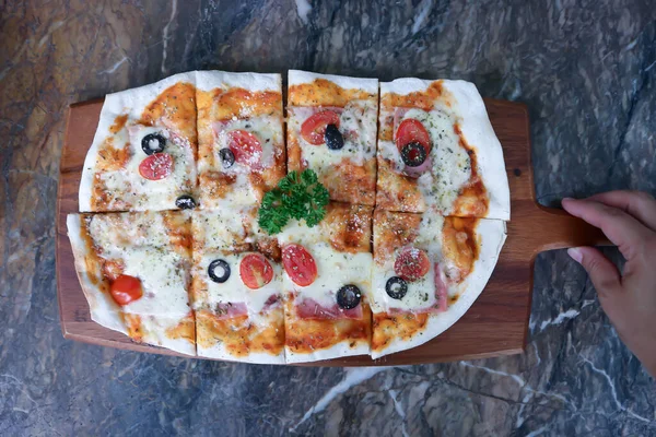 Pizza Szynką Serem Pomidorem Oliwką Tacy — Zdjęcie stockowe
