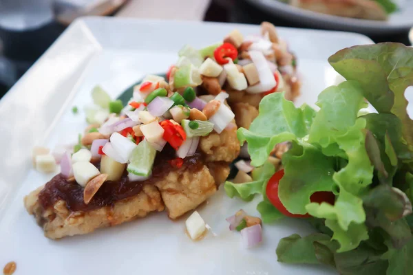 Basse Légumes Grillés Poisson Grillé Avec Vinaigrette Épicée — Photo