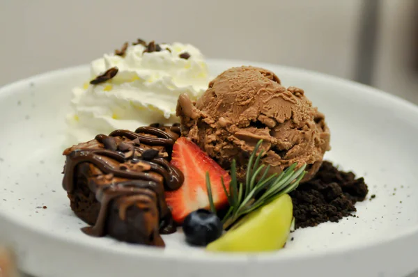 Brownie Sorvete Chocolate Com Chantilly Frutas — Fotografia de Stock