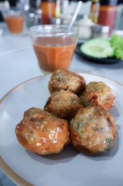 Kızarmış sosis, yengeç sosisi ya da kızarmış sosis.