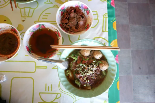 牛肉面 牛肉汤或中国面 — 图库照片