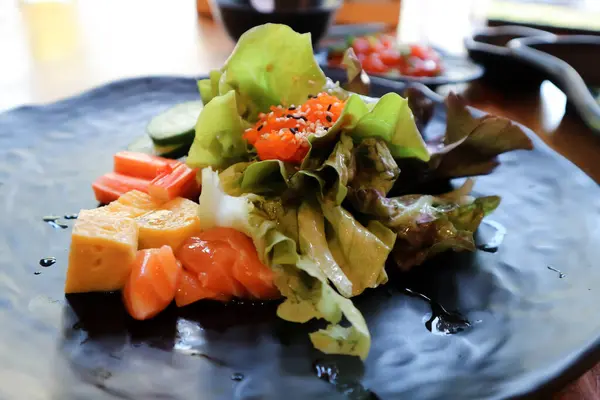 Salată Somon Sau Somon Salată Ouă Dressing Japonez — Fotografie, imagine de stoc