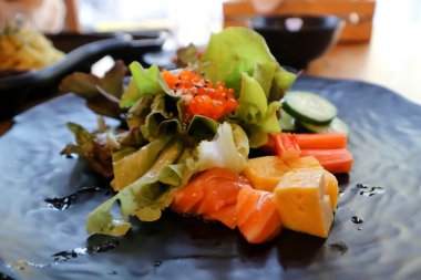 Somon salatası ya da Japon soslu yumurta salatası.