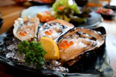 Somon yumurtası ve limonlu çiğ istiridye.