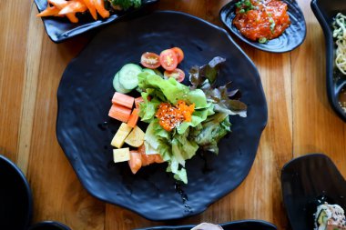 Somon salatası ya da Japon soslu yumurta salatası.