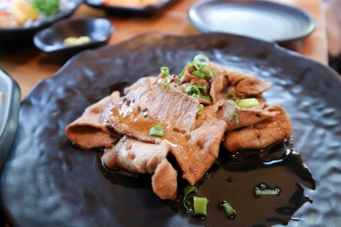 Izgara biftek ya da kızarmış biftek, kızarmış sığır eti.