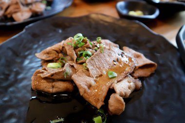 Izgara biftek ya da kızarmış biftek, kızarmış sığır eti.