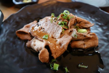 Izgara biftek ya da kızarmış biftek, kızarmış sığır eti.