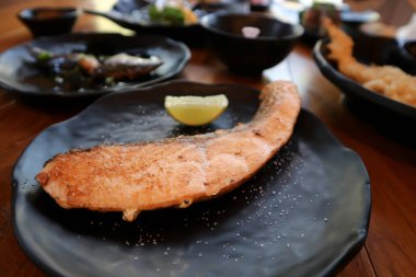 Izgara somon, somon bifteği ya da Yaki Sake.