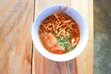 Erişte ya da körili balık, Tayland eriştesi.