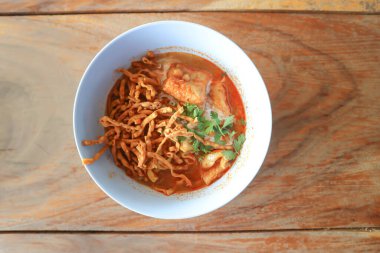 Erişte ya da körili balık, Tayland eriştesi.