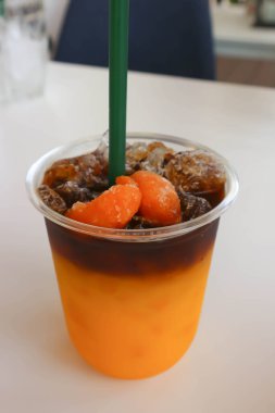 Portakal suyu, portakal suyu ve espresso.