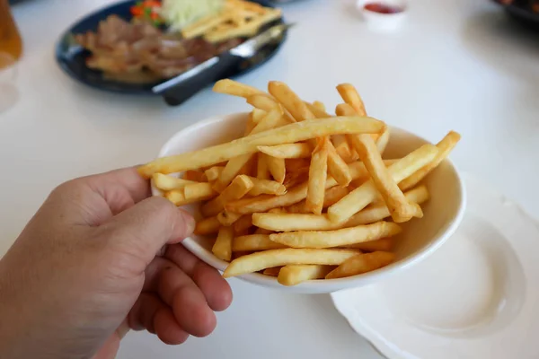 Pommes Und Steak Auf Dem Tisch — Stockfoto