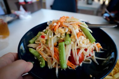 Papaya salatası ya da baharatlı salata, servis için Tayland salatası.