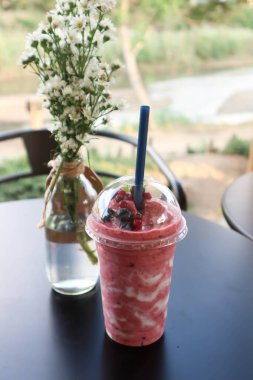 Çilekli yoğurtlu smoothie, karışık böğürtlenli smoothie veya yoğurtlu smoothie