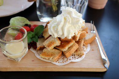 Tost, tereyağlı tost ya da meyveli ve kremalı tost.