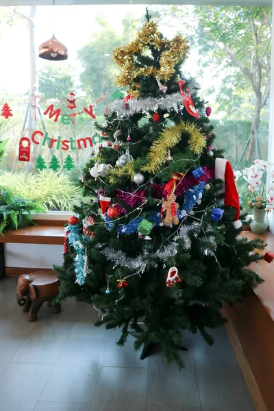 Christbaum Und Weihnachtsschmuck Ersten Weihnachtsfeiertag — Stockfoto