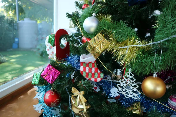 Christbaum Und Weihnachtsschmuck Ersten Weihnachtsfeiertag — Stockfoto