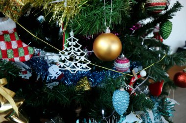 Noel ağacı ve Noel süslemesi Noel günü