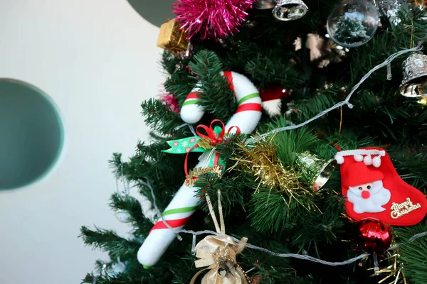 Christbaum Und Weihnachtsschmuck Ersten Weihnachtsfeiertag — Stockfoto