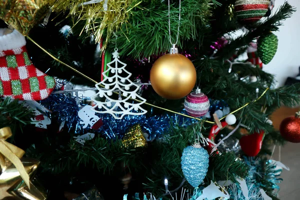 Christbaum Und Weihnachtsschmuck Ersten Weihnachtsfeiertag — Stockfoto