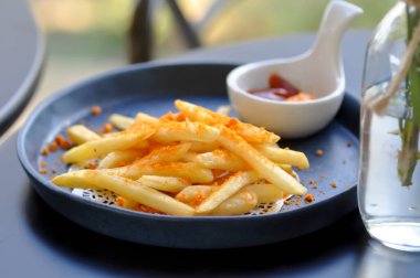 Patates kızartması veya kızarmış patates, peynir kızartması ve sos.