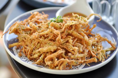 Kızarmış mantar mı yoksa kızarmış mantar ve sos mu?