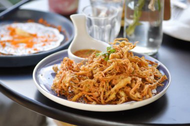 Kızarmış mantar mı yoksa kızarmış mantar ve sos mu?