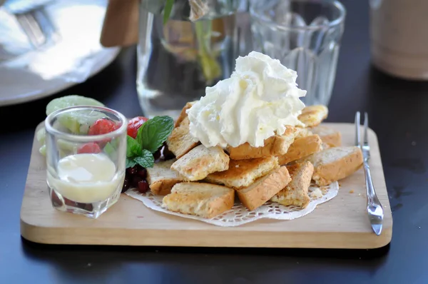 トースト バタートースト トーストにフルーツとホイップクリーム — ストック写真