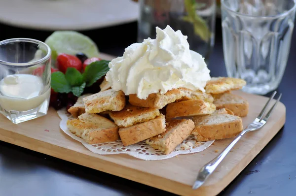 Torradas Torradas Manteiga Torradas Com Frutas Chantilly — Fotografia de Stock