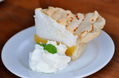 limonlu pasta ya da limonlu tart ya da limonlu pasta, limonlu turta.