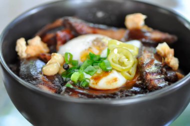 Domuz eti, domuz eti, yumurta ve sebzeli pirinç.