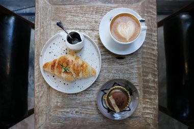 Sıcak kahve, kruvasan ve çikolatalı kek.