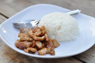 Kızarmış domuz ya da kaşık ve çatallı kızarmış domuz ve pilav.