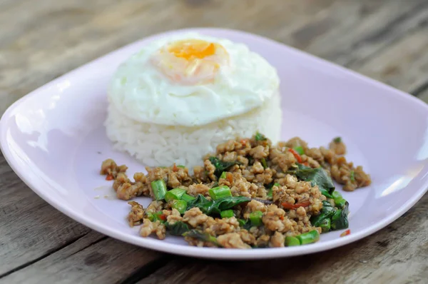 Aduk Daging Babi Goreng Dengan Kemangi Suci Dan Kacang Polong — Stok Foto