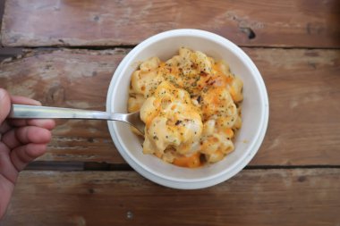 Makarna veya peynirli makarna, peynirli makarna.