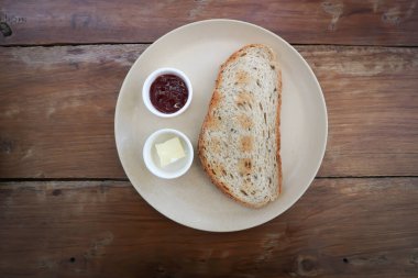 Kızarmış ekmek, tereyağı ve reçel.