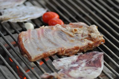 Izgara domuz eti, ızgara domuz pirzolası ve kurutulmuş kalamar.