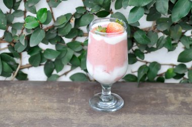 Çilekli smoothie ya da çilekli yoğurt smoothie, dutlu smoothie