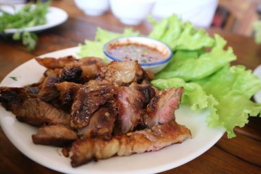 Izgara biftek, kızarmış biftek ya da soslu biftek.