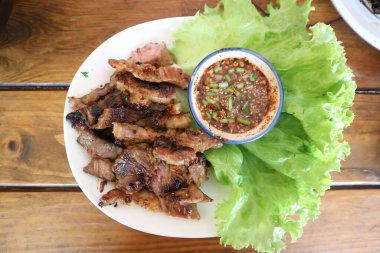 Izgara biftek, kızarmış biftek ya da soslu biftek.