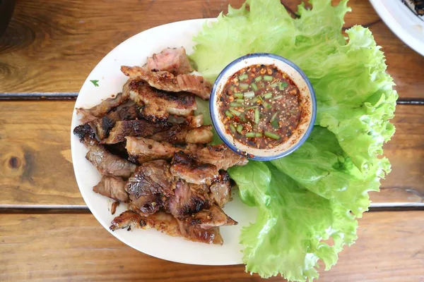 Izgara biftek, kızarmış biftek ya da soslu biftek.