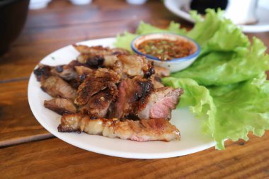 Izgara biftek, kızarmış biftek ya da soslu biftek.